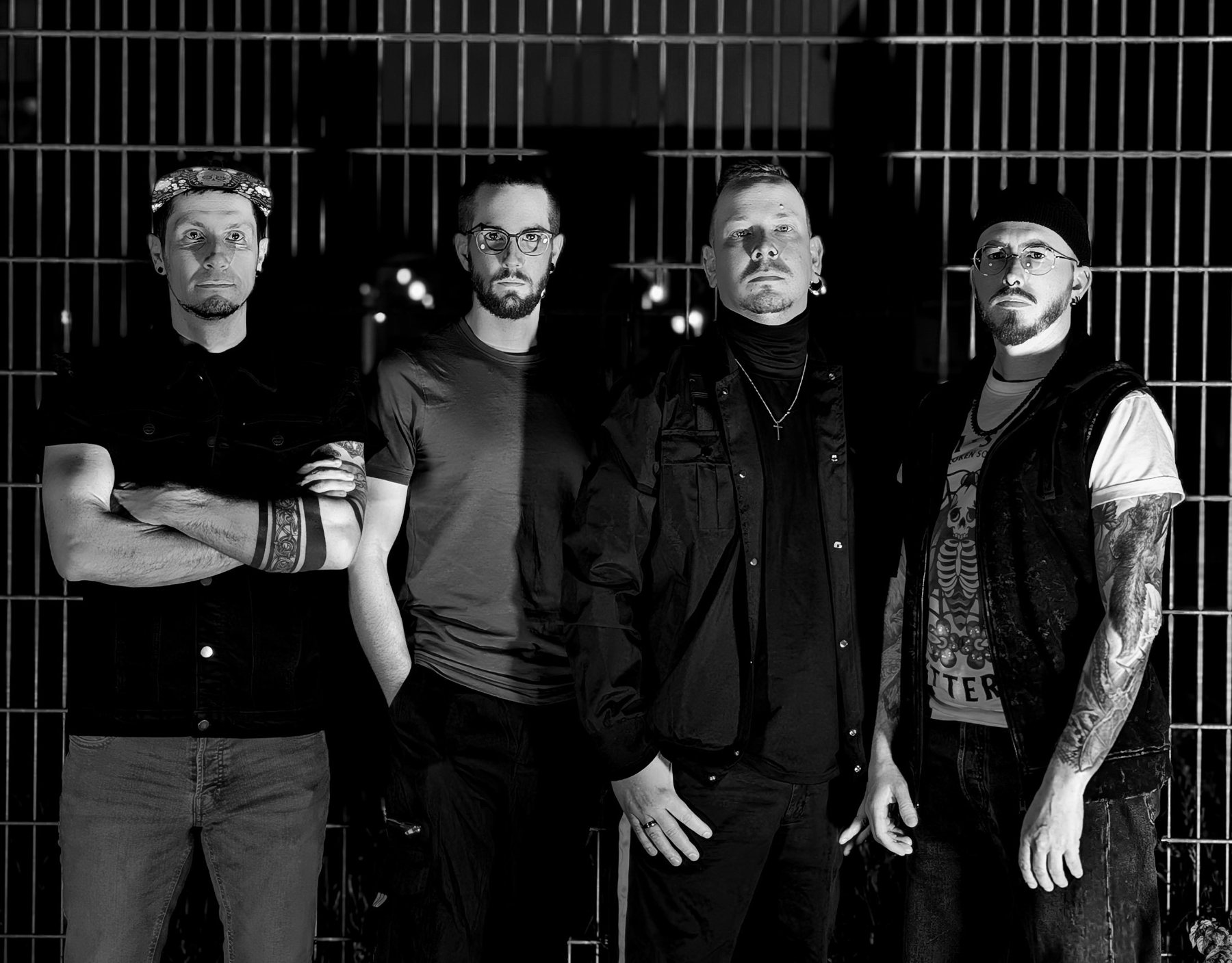Bandfoto: die vier Mitglieder von YSEN vor einem Gitter