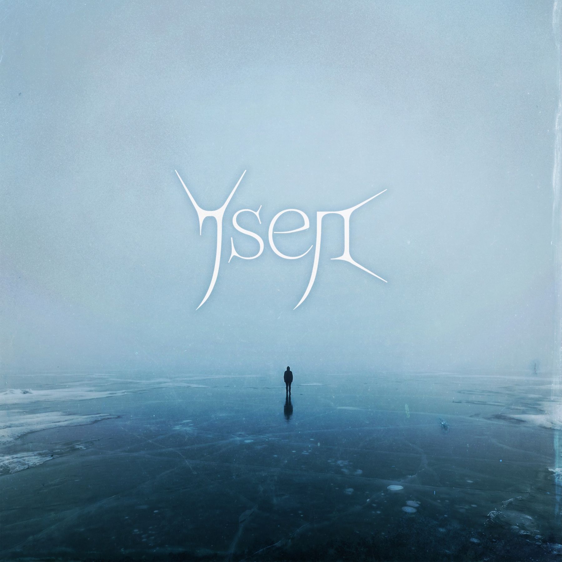 YSEN-Logo über einem gefrorenen See im Nebel, eine einzelne Gestalt auf dem Eis